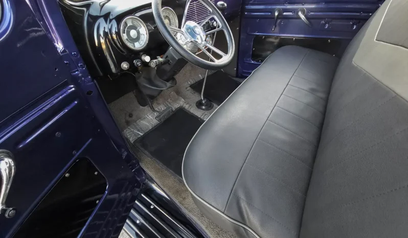 
								1952 Ford F1 Pickup: Classic American Truck in Blue full									